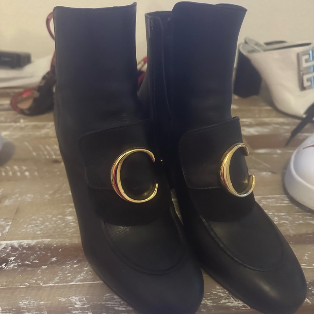 Like new black luxury boot
